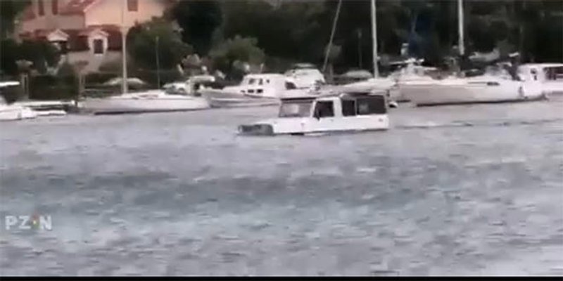 VIDEO Auto pliva u Omišu