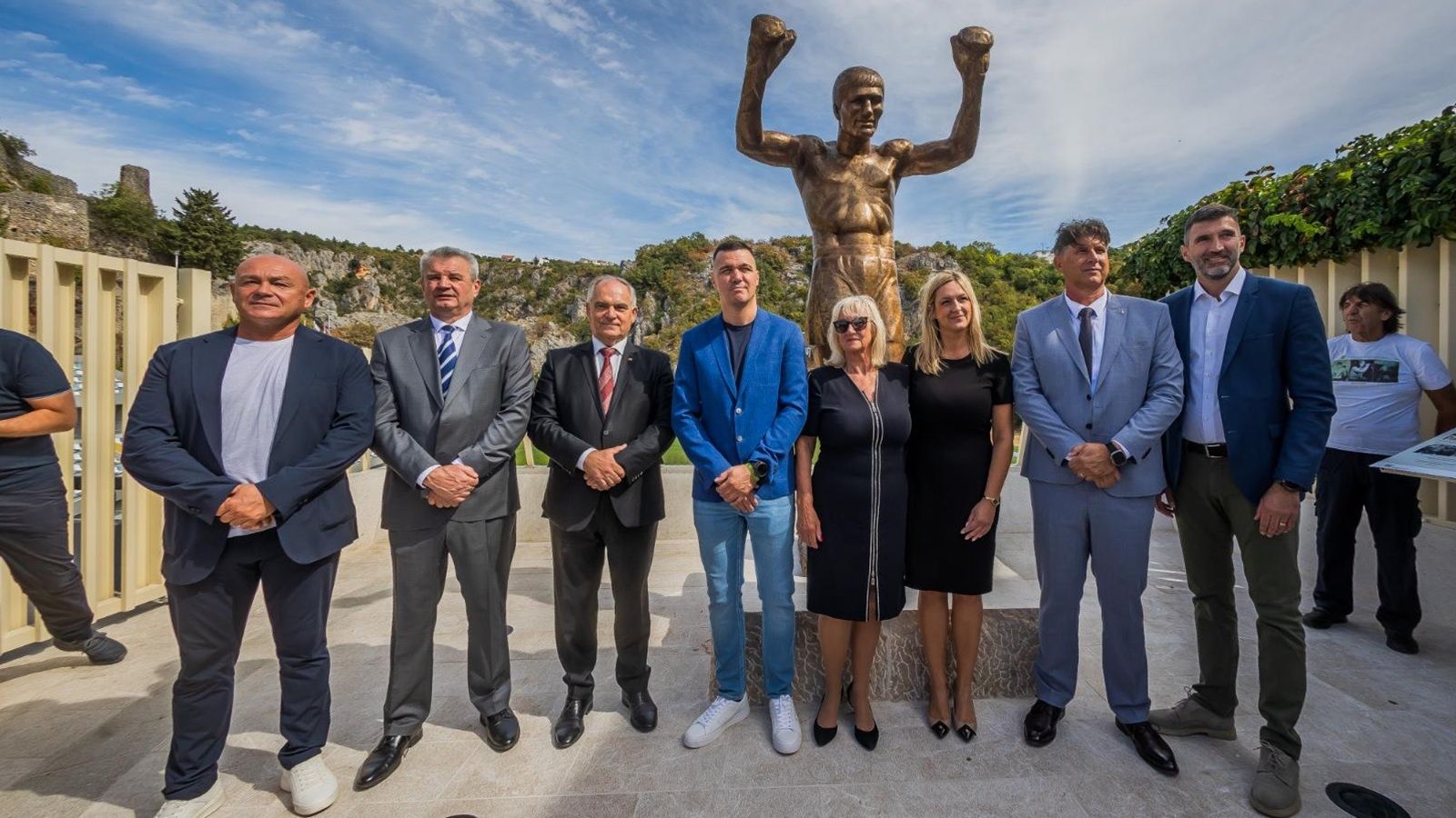 FOTO: U Imotskom otkriven spomenik Mati Parlovu