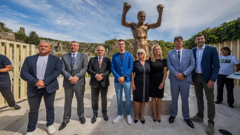 FOTO: U Imotskom otkriven spomenik Mati Parlovu