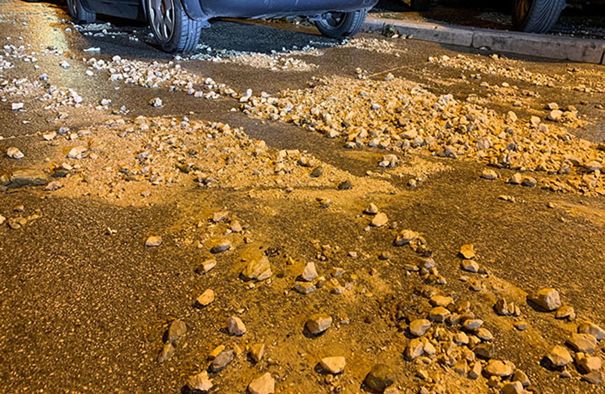 PUKLA CIJEV Voda nanijela kamenje na cestu kod ambulate na Mertojaku, radi se na sanaciji 