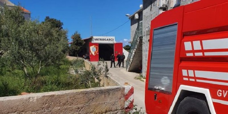 ZAKAZANA NOVA DELOŽACIJA U SUPETRU Pred stari vatrogasni dom stižu dva vještaka, bravar i radnici za iznošenje stvari