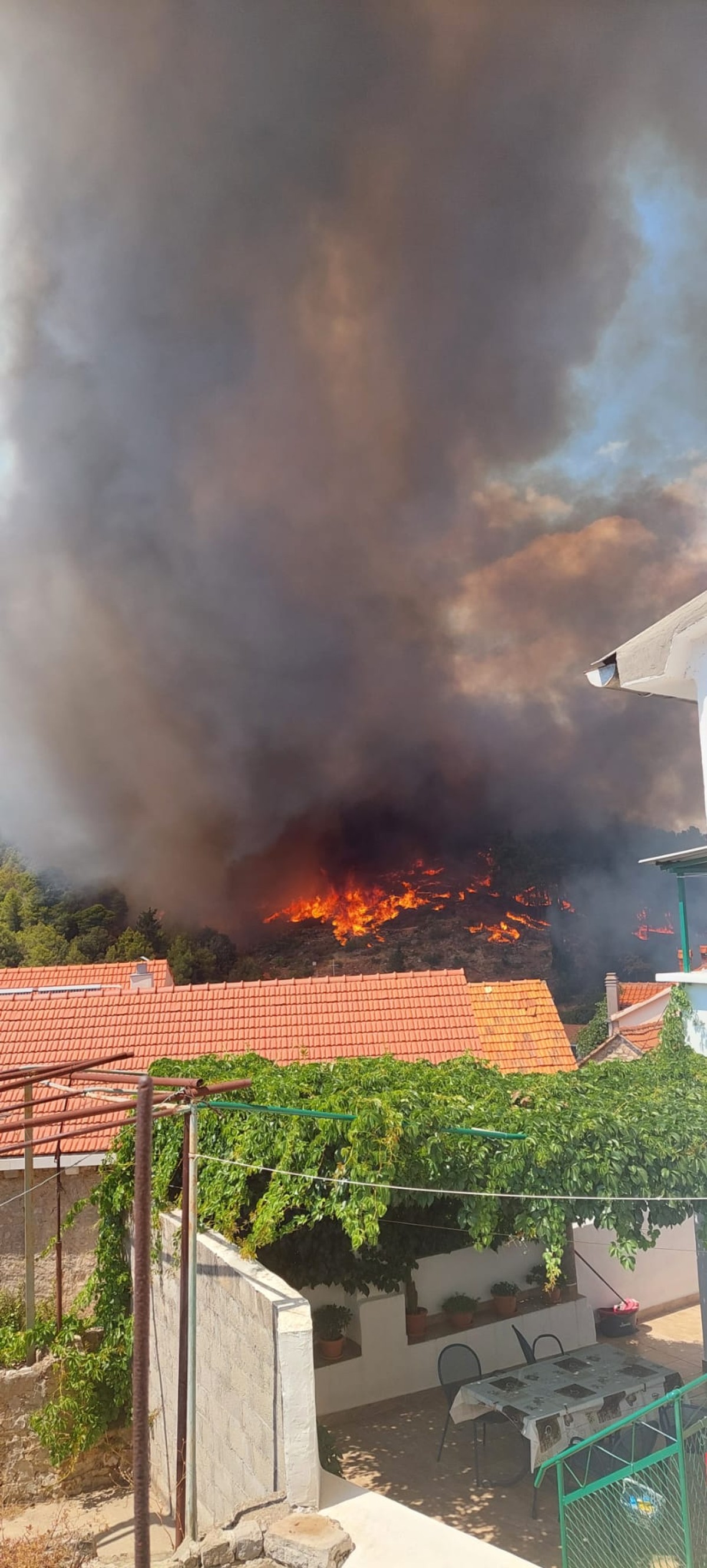 FOTO/VIDEO Požar na Hvaru i dalje bukti, donosimo snimke s terena
