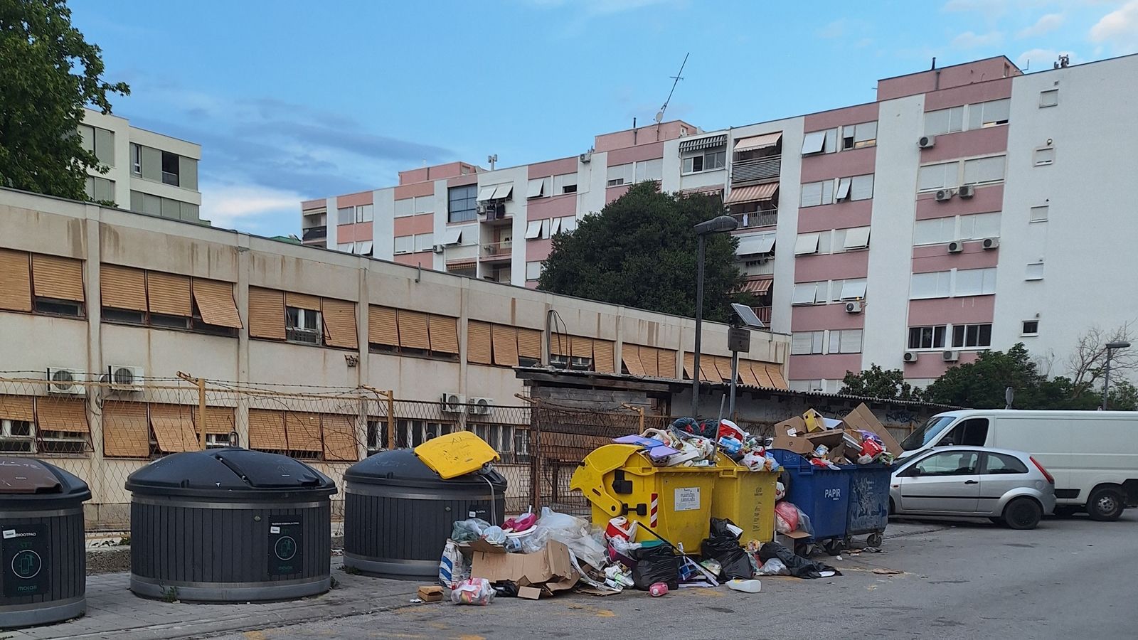 FOTO UBOD Stanari upozoravaju na problem s odvozom otpada nakon požara: 'Kontejneri se danima ne prazne'
