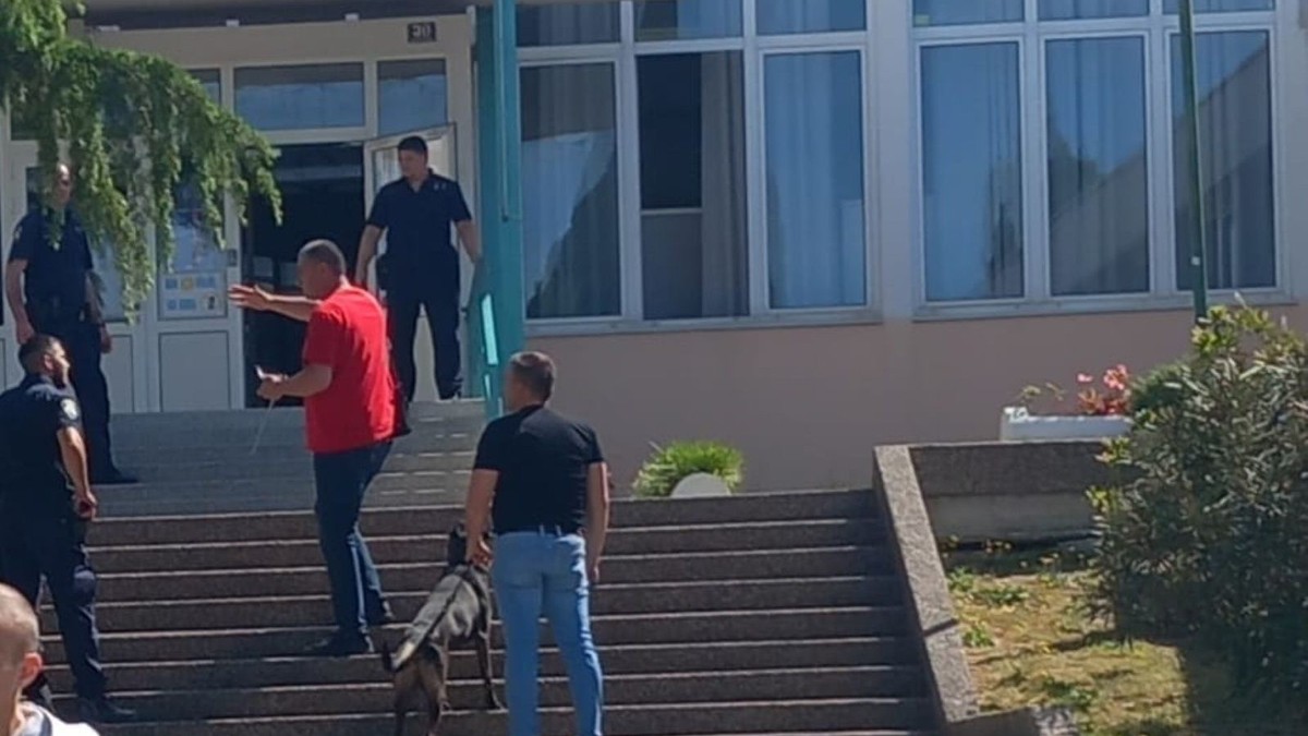 Policija pretražila čak 50 škola, dojave o bombama bile lažne!