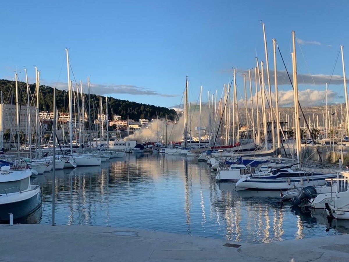 ACI MARINA Gori brod | foto: Veljko Martinović