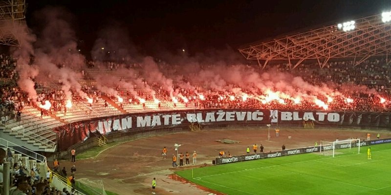 Torcida upalila baklje i napustila Sjever, stadionom se prolomio pljesak