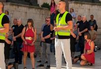 Poremetila koncept: Turistkinja u haljinici na koljenima uz molitelje