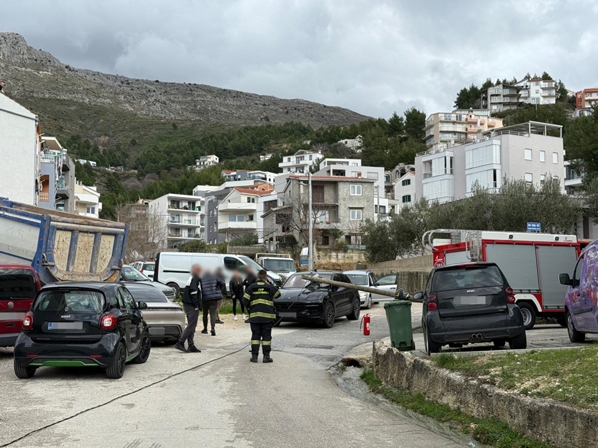 STROŽANAC Drveni stup pao na Porsche i razbio mu staklo