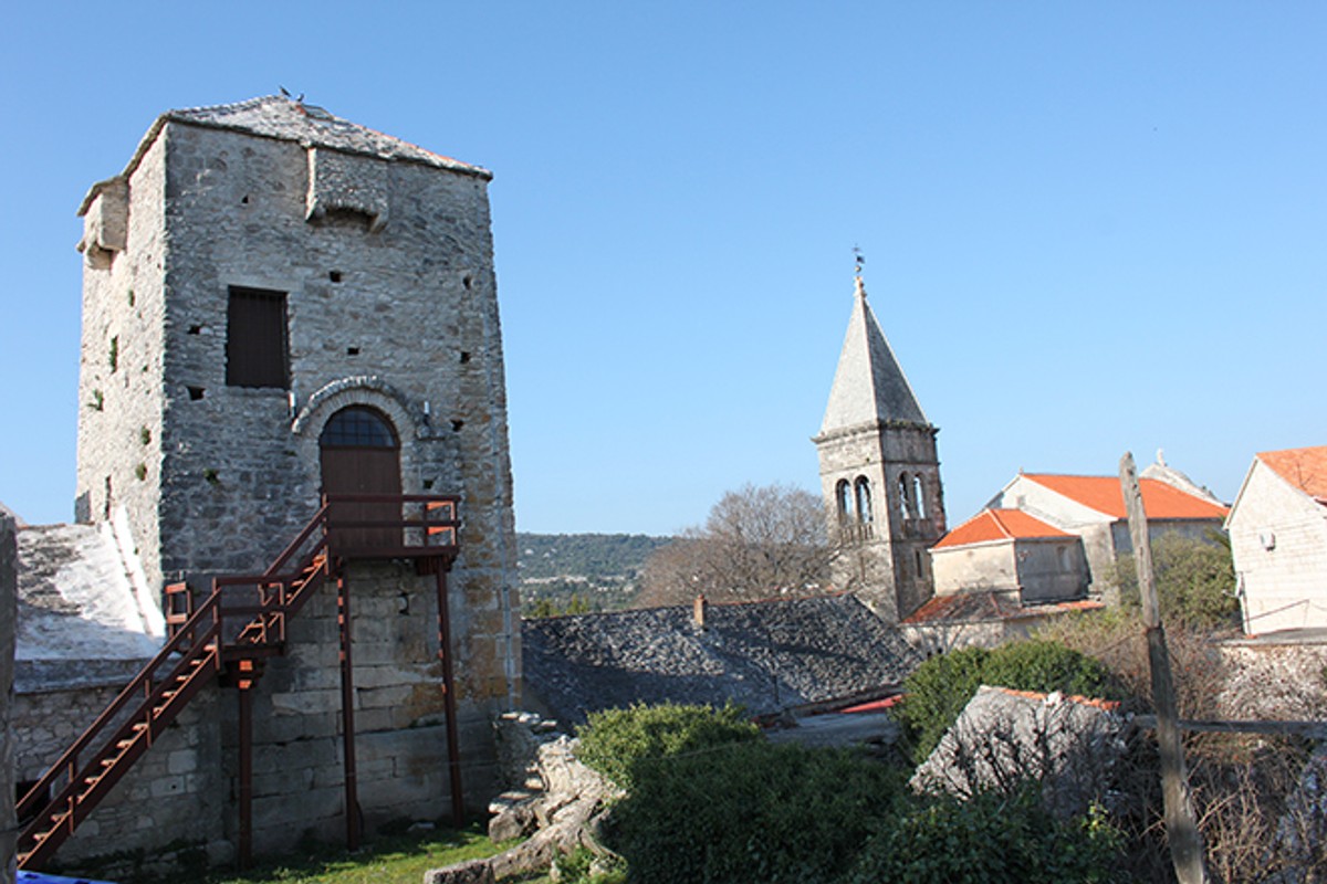 Tvrđave na Braču: Pučišća znaju zvati lukom kula