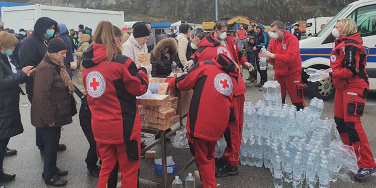 SPLIĆANKA O KAOSU NA GRANICI: 'Drže nas od sedam ujutro, nemamo gdje oprati ruke, a u autobusu je i dvogodišnja beba'