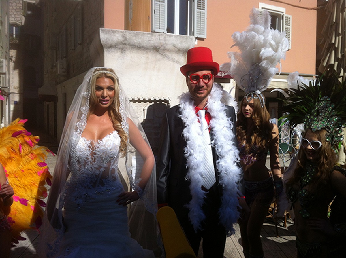 Show na Pjaci i Rivi: Vjenčali se Ivan Pernar i Ava Karabatić, Baldasar ne da ključeve Grada!