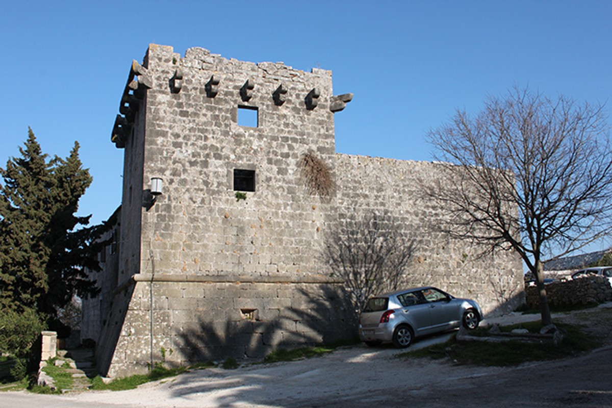 Tvrđave na Braču: Pučišća znaju zvati lukom kula