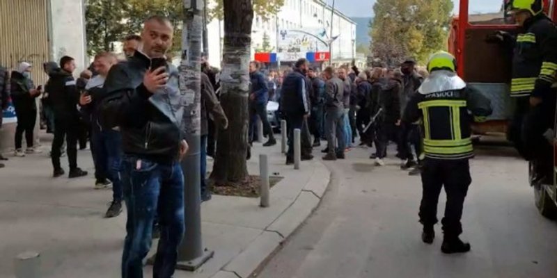 Akcija specijalaca na Kosovu, Srbi na ulicama. Čuju se sirene, odjekuju šok-bombe