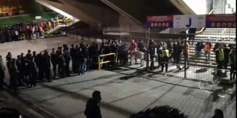 VIDEO: Mnogim torcidašima na ulazu skidali patike, a dosta ih je ulazilo nakon početka