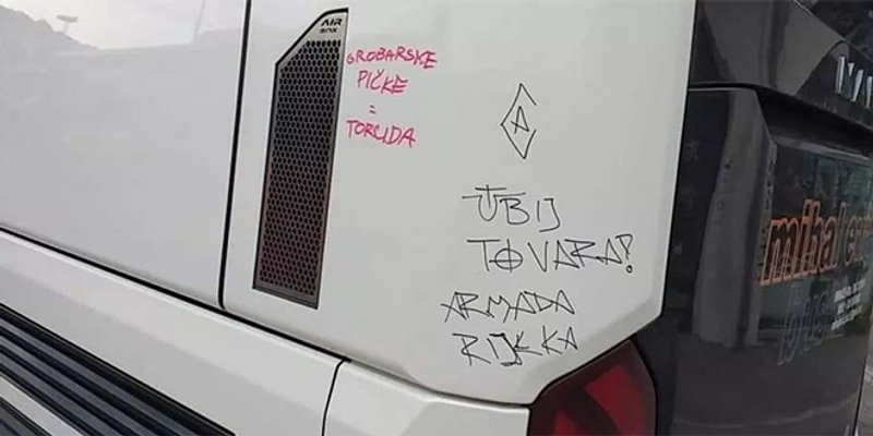 Autobus splitskih registracija išaran u Rijeci