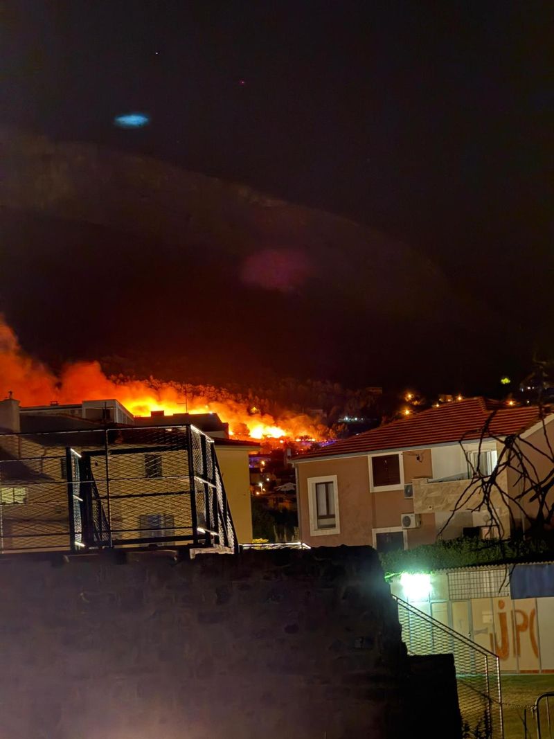 VIDEO: Požar u Ninčevićima, vatrogasci brane kuće!