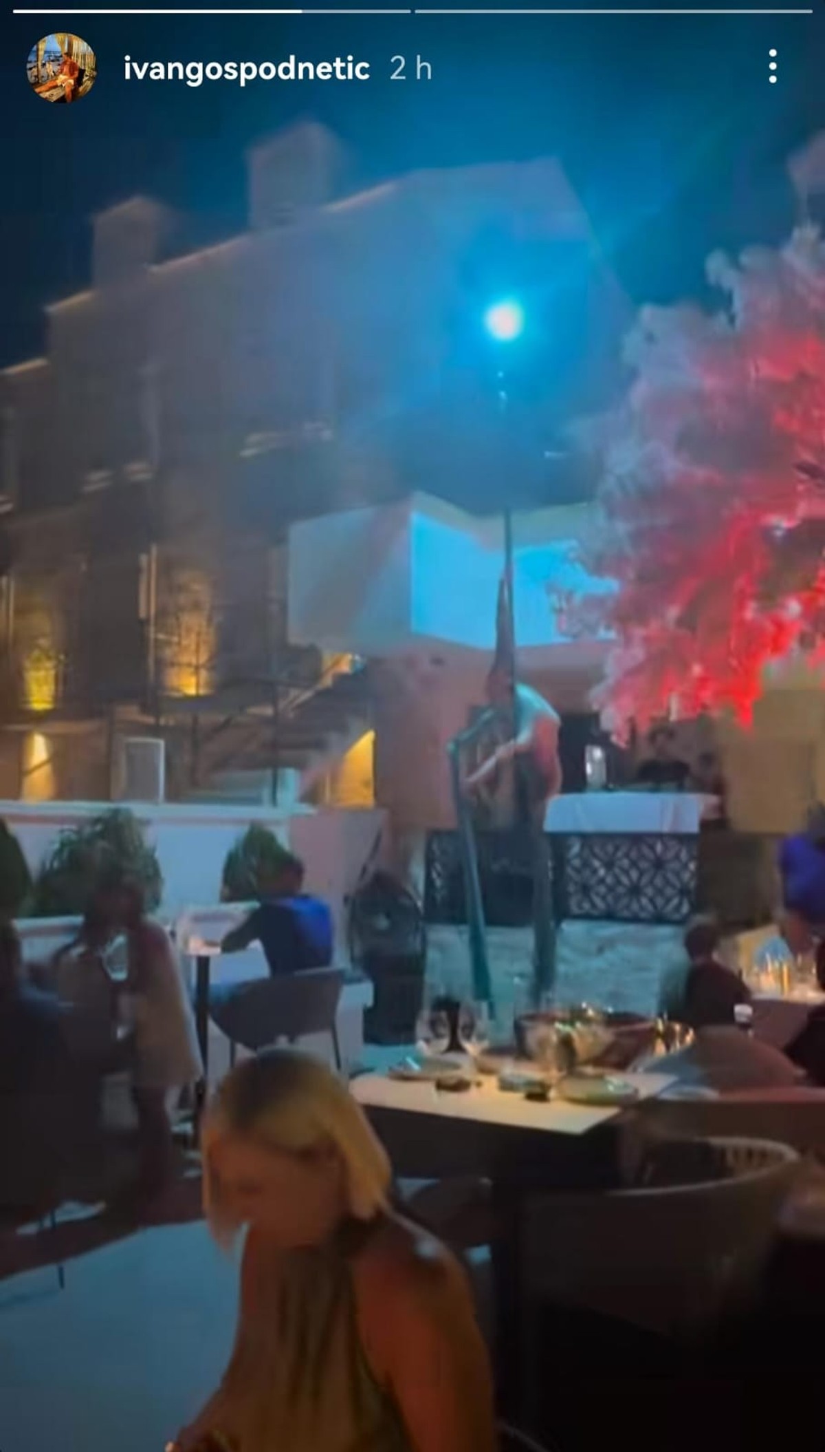 VIDEO Brojni Hvarani okupili su se pred Carpe Diemom. Nadjačavaju glazbu i skandiraju: 'Odlazi, Odlazi!'