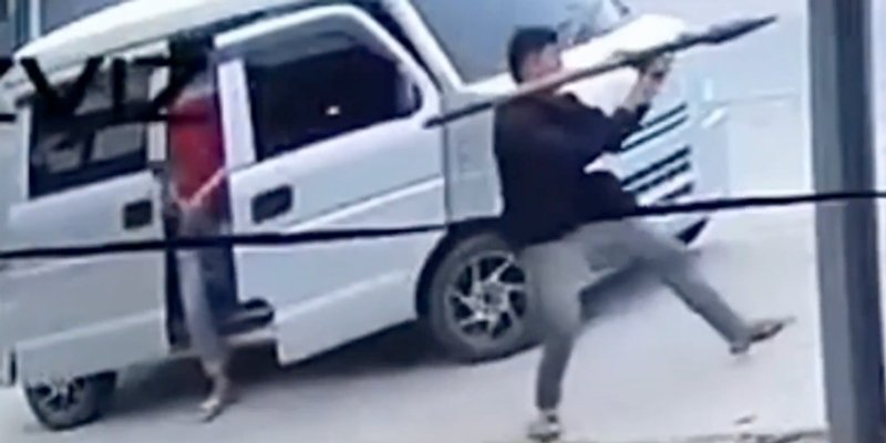 VIDEO Protutenkovskom granatom pogodili auto filipinskog gradonačelnika. Preživio je