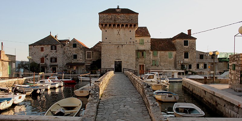 Povijest Kaštela: Trogirski i splitski plemići digli su dvadesetak utvrda kako bi zaštitili težake i ljetinu