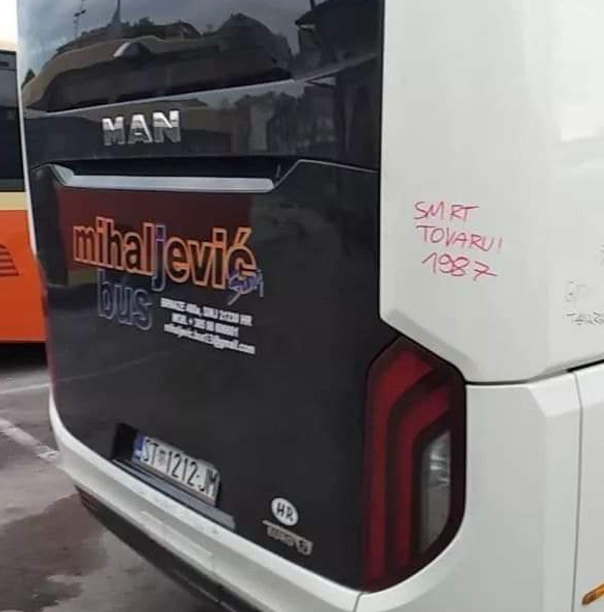 Autobus splitskih registracija išaran u Rijeci
