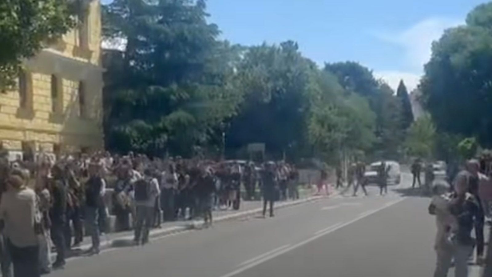 VIDEO Šibenčani se okupili ispred suda na mirnom prosvjedu '19 minuta šutnje za Luku'