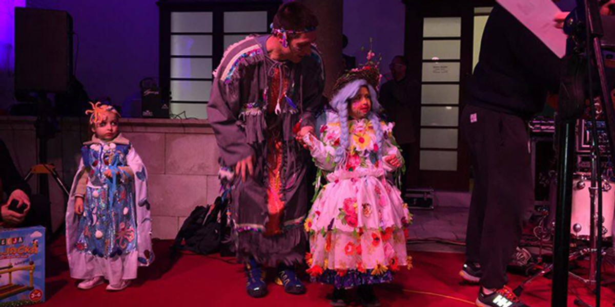 VIDEO Splićani kao Krnju zapalili - dva mobitela, Ivan Pernar i Ava Karabatić zapjevali Zečićev hit 'Ima li nade za nas'