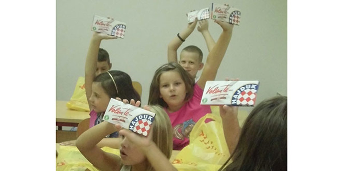 Samo Hajduk: Svaki prvašić s područja Makarske rivijere na dar je dobio čokoladu 'Volim te' i 'Samo ti' 