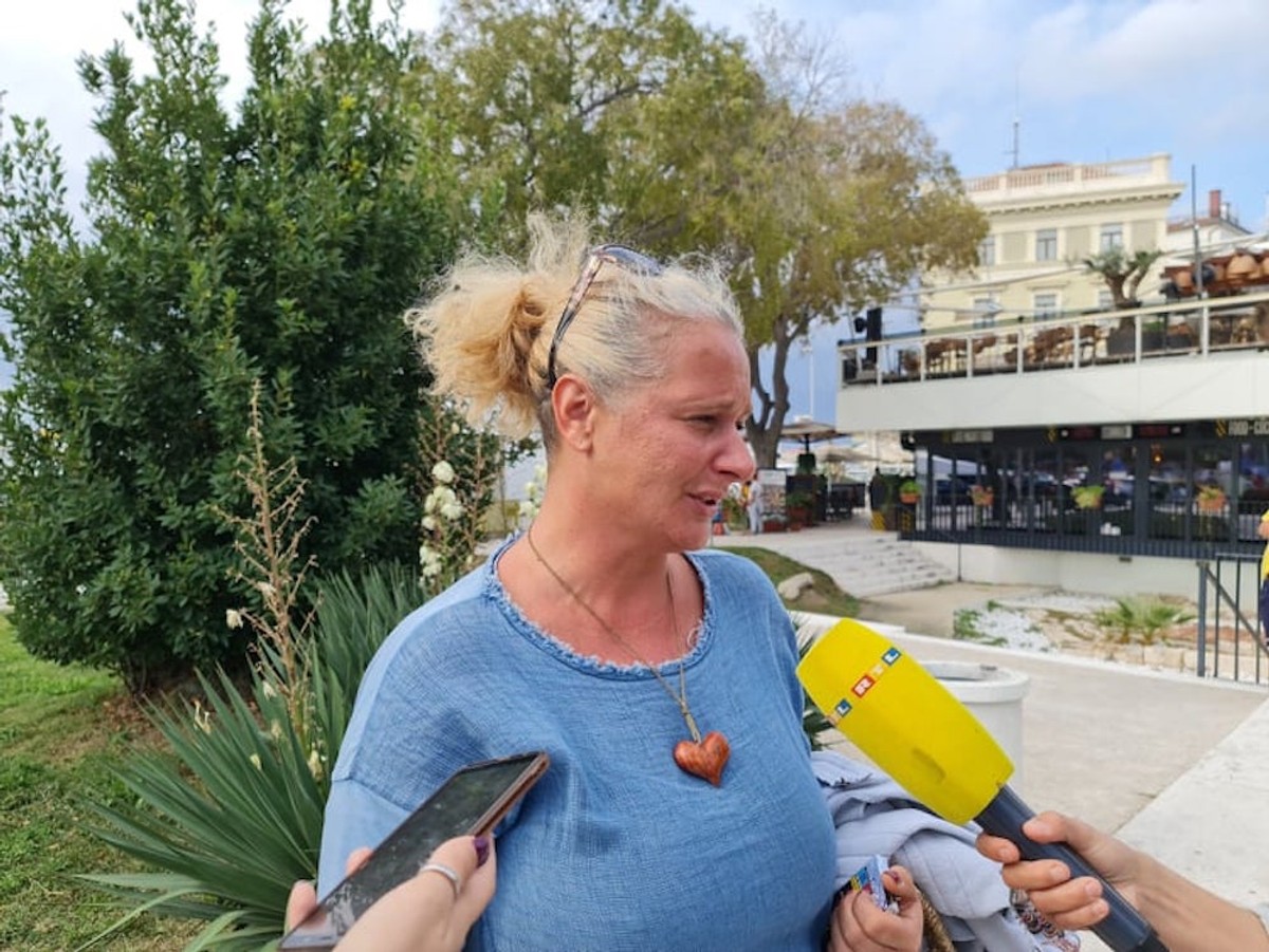 DRAMA U CENTRU SPLITA Uklonjena trafika kod Turističke palače, žena nije htjela izaći, intervenirali su vatrogasci i policija