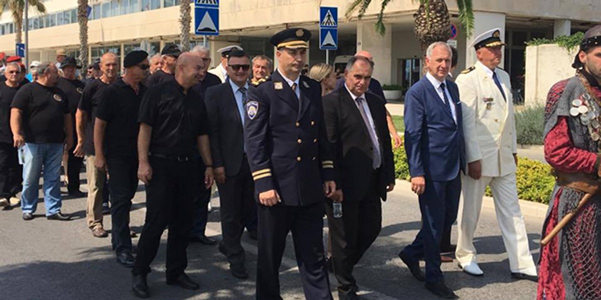 VIDEO: Na Banovini zavijorila hrvatska zastava, održan mimohod branitelja