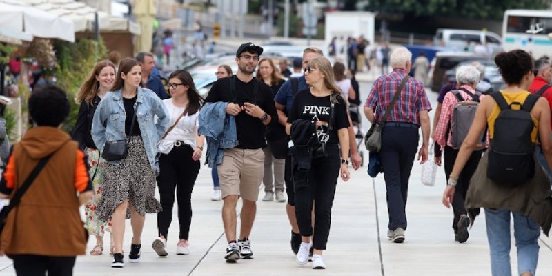 FOTOGALERIJA Oblačno jutro na splitskoj Rivi prepuno ljudi