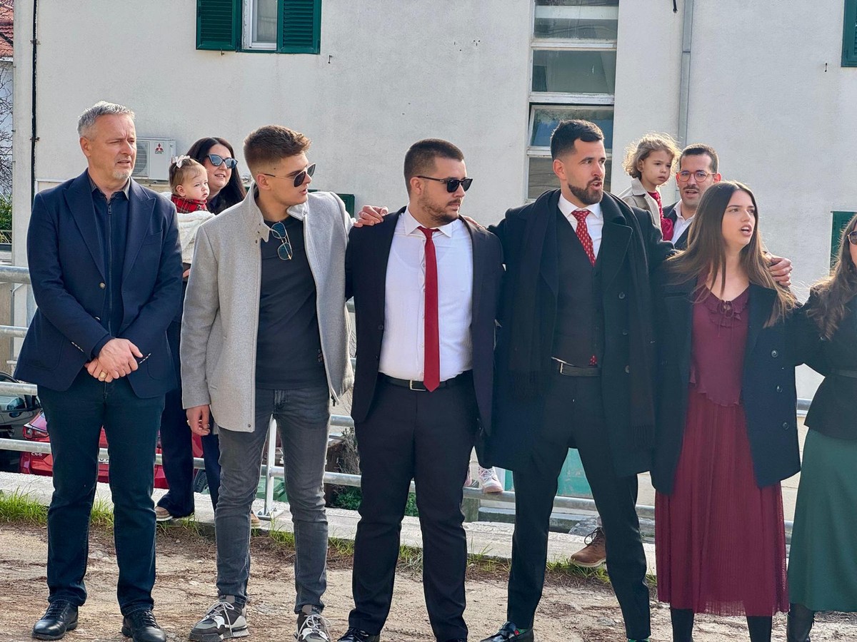 FOTO/VIDEO Thompson s mladim Splićanima uljepšao Božić onima koji su ga dočekali u bolničkom krevetu