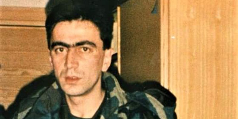 HEROJ DOMOVINSKOG RATA Na današnji dan poginuo je jedan od najhrabrijih hrvatskih branitelja, prije smrti je dao vukovarskim djevojčicama svoj lančić i grb