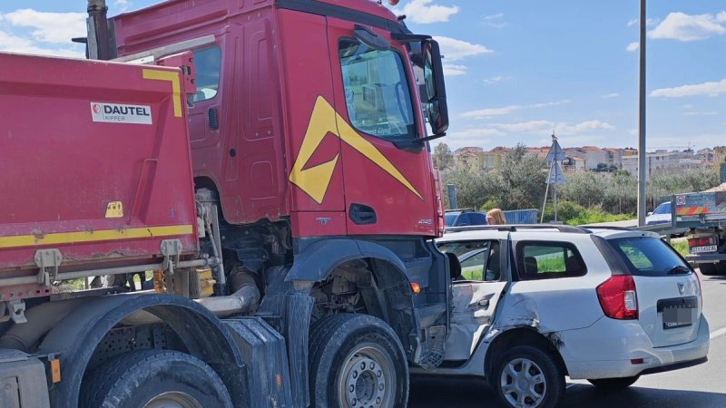 Sudar osobnog i teretnog vozila u Splitu, jedna osoba prevezena u bolnicu