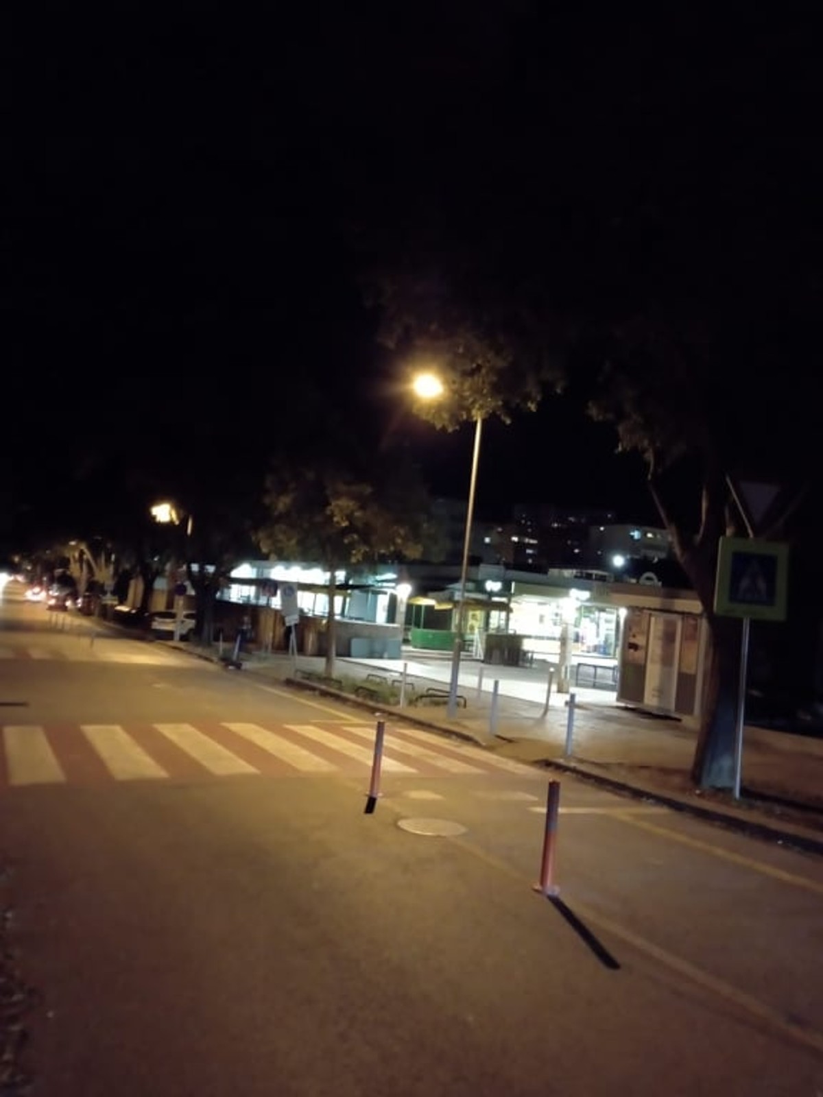 ODZVONILO PARKINGU NA CESTI: Gumeni stupići uz pazar na Plokitama