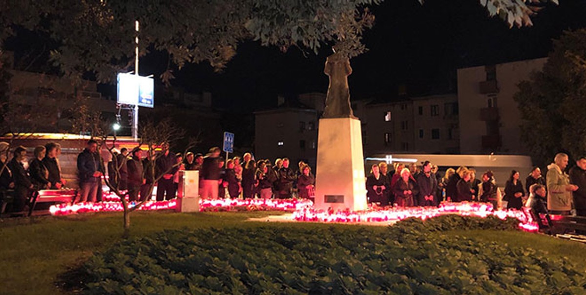 VIDEO: Mimohod završen bakljadom i pjesmom u čast gradu heroju Vukovaru!
