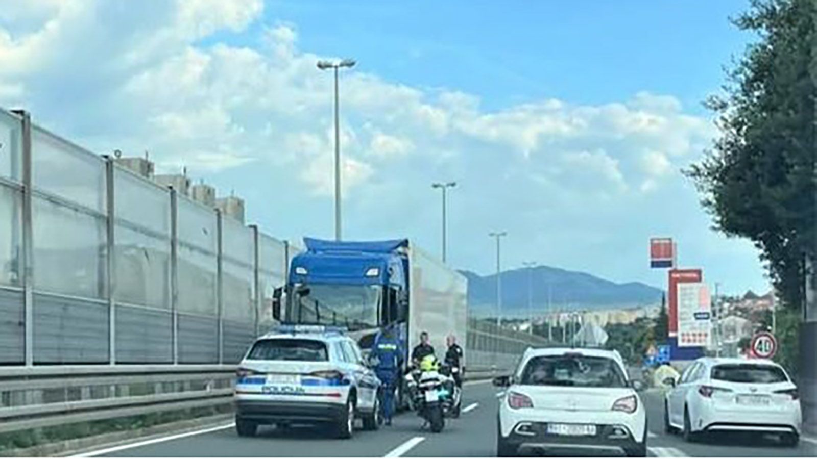 Vozač šlepera vozio riječkom obilaznicom u suprotnom smjeru, uhitili su ga uz sredstva prisile