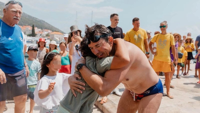 VIDEO Bračanin pliva oko cijelog otoka, na polovici etape priredili mu iznenađenje