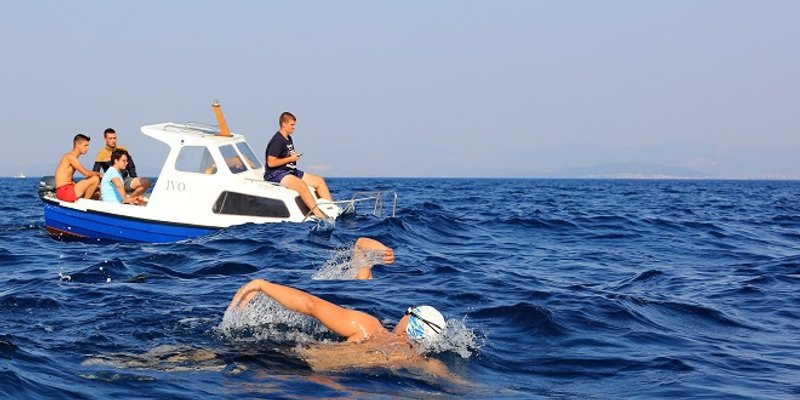 VIDEO: OSTVARENJE DJEČAČKOG SNA Vatrogasci preplivali Brački kanal, stotinjak ljudi dočekalo ih u Dugom Ratu