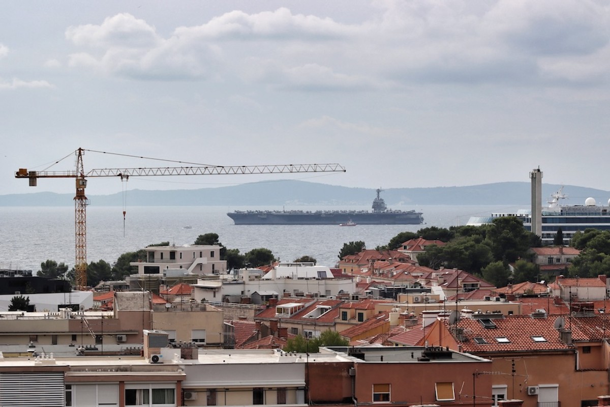 VIDEO Američki nosač zrakoplova USS Gerald R. Ford uplovio u splitski akvatorij