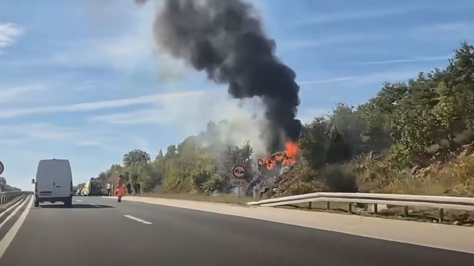 Automobil izletio s autoceste A1 i zapalio se, dvije osobe ozlijeđene