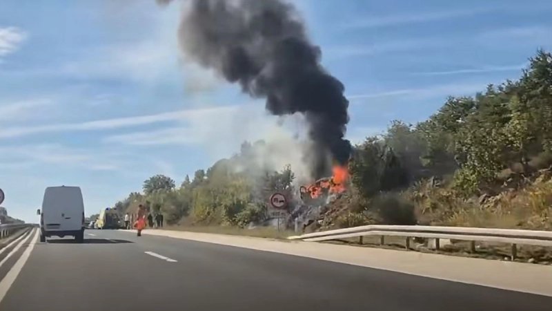 Automobil izletio s autoceste A1 i zapalio se, dvije osobe ozlijeđene