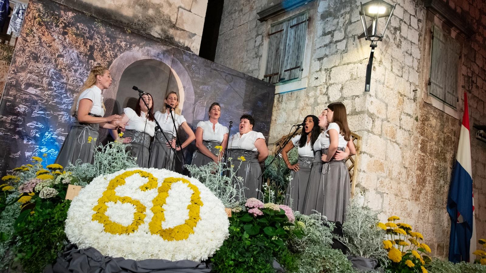 FOTOGALERIJA Ovacije, pokoja suza i povratak šampiona: Otvoren je 60. Omiški festival