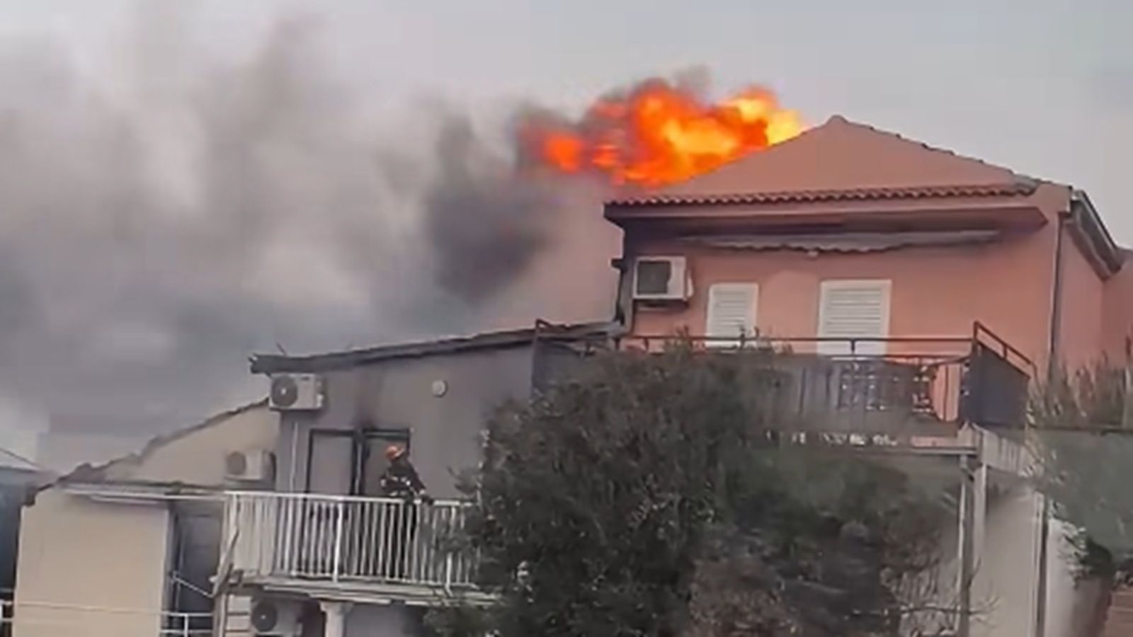 VIDEO: U Lokvi Rogoznici još uvijek gore kuće