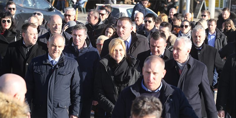 VIDEO Kolindu Grabar-Kitarović na Rivi pristaše grlili, molili za selfieje, savjetovali kako pobijediti Milanovića...