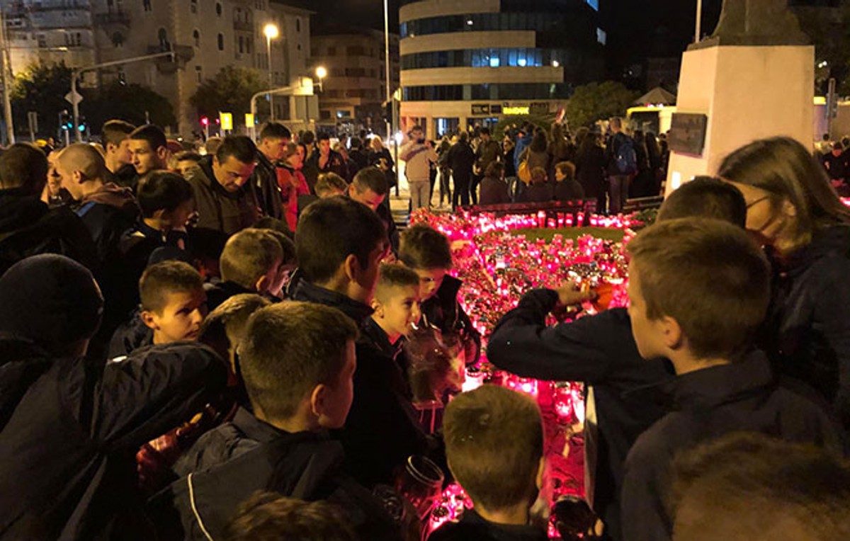 VIDEO: Mimohod završen bakljadom i pjesmom u čast gradu heroju Vukovaru!