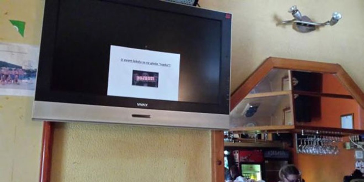 UŽIVO Kafić 'Mali gusar' u Omišu časti sve koji su došli ne gledati utakmicu