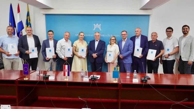 FOTOGALERIJA Splitsko-dalmatinska županija dodijelila gotovo 205 tisuća eura za 15 projekata sportske infrastrukture