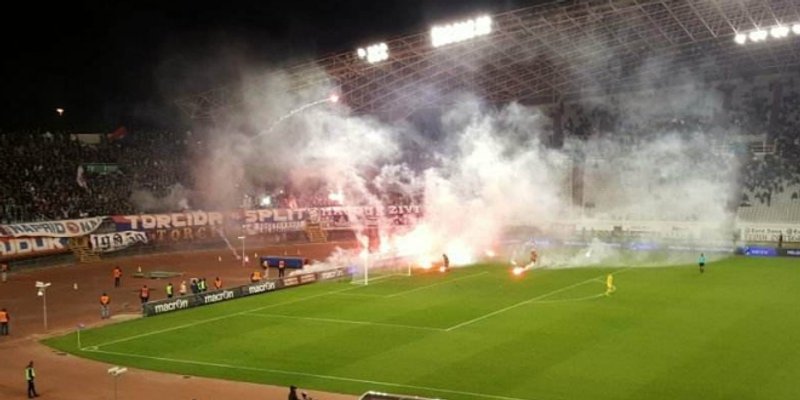 Opet su letjele baklje prema terenu, vikalo se 'igrajte pičkice'