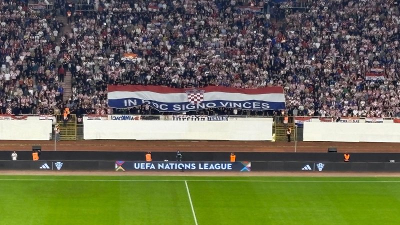 Torcida i ostale navijačke skupine za vrijeme himne podignule zastavu s porukom