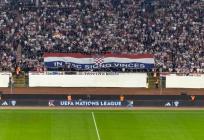 Torcida i ostale navijačke skupine za vrijeme himne podignule zastavu s porukom